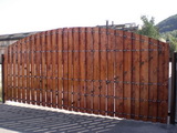 Gard din metal vopsit cu lemn